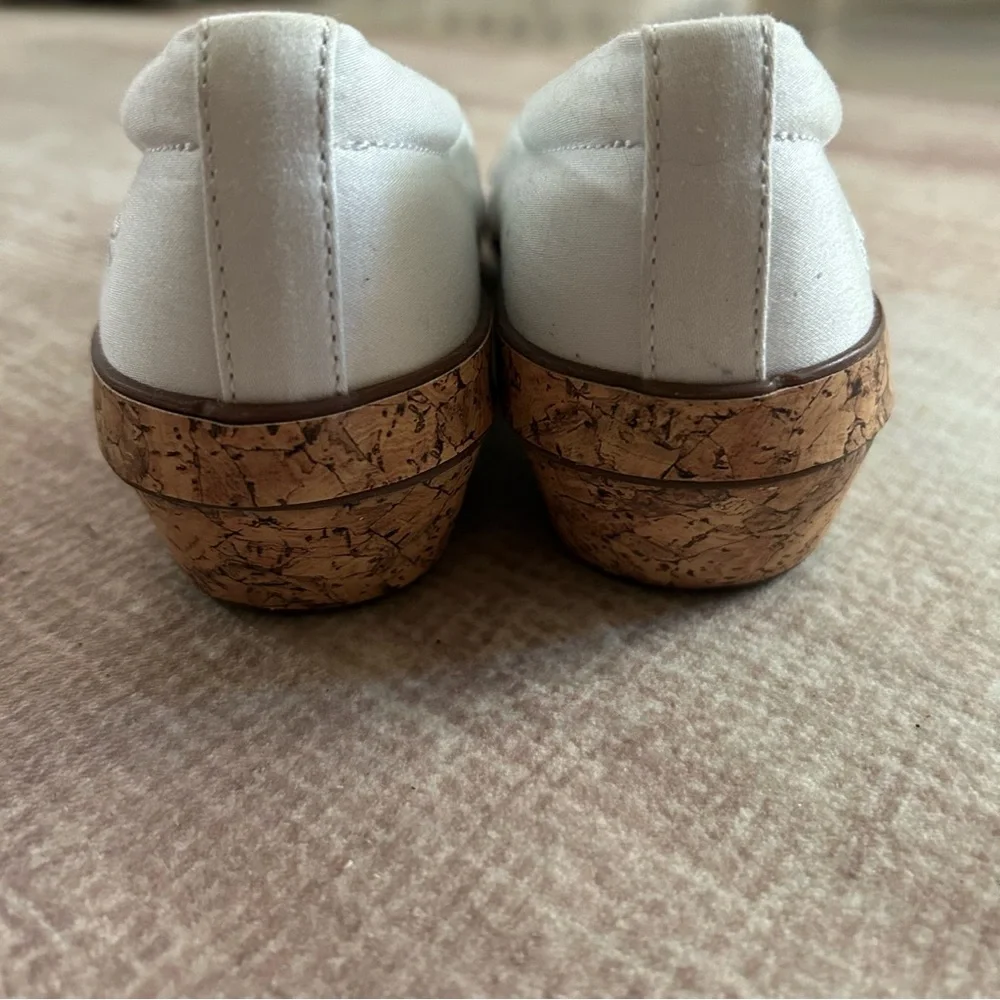 Grasshoppers White Flats with‎ Decorative Bows 6.5